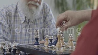 无法辨认的人的手放下了一颗棋子。 两个人在棋盘上握手。 美丽的棋盘